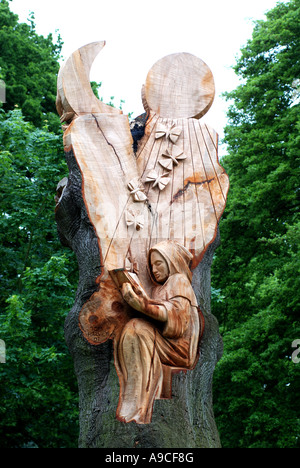 Tree carving da Tom Harvey vicino a Pershore Abbey, Worcestershire, England, Regno Unito Foto Stock