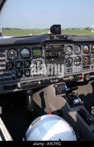 Grob 115 Tutor di base istruttore di volo aereo cockpit mostra Avionica e strumenti di volo Foto Stock