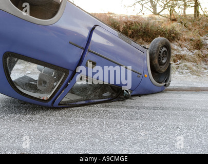 Auto ribaltata su superfici ghiacciate country road Lancashire Inghilterra Foto Stock