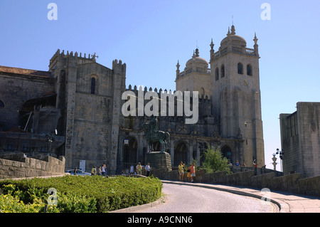 Vista magnifica chiesa imponente torre campanaria tipica architettura ecclesiastica centro storico Porto Oporto portogallo Europa Iberia Foto Stock