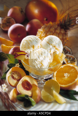 Gelato alla crema con frutti tropicali Foto Stock