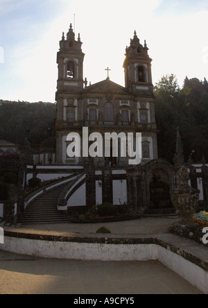 Vista magnifica chiesa di architettura ecclesiastica hill top pellegrinaggio Bom Jesus Braga Porto Norte Portogallo del Nord Europa Iberia Foto Stock