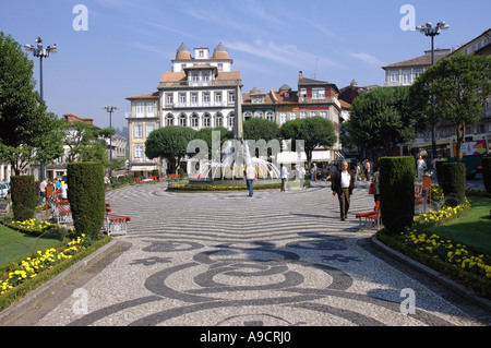 Vista del magnifico centro storico medioevale edificio di piazza giardino fontana Guimaraes Porto North Minho Portogallo Europa Iberia Foto Stock