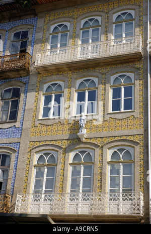La magnifica architettura tipici edifici colorati in centro storico Guimaraes Porto Norte Nord Minho Portogallo Europa Iberia Foto Stock