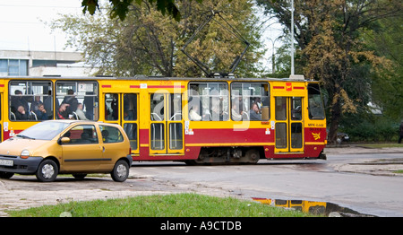 Passeggeri a cavallo su un tram colorati. Lodz Polonia Foto Stock