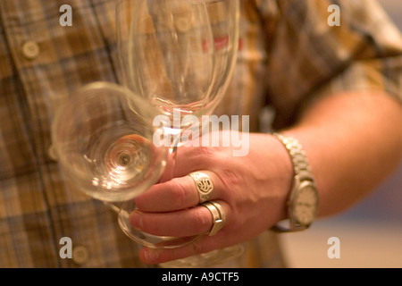 Uomo con vuoto bicchieri di vino. Lodz Polonia Foto Stock