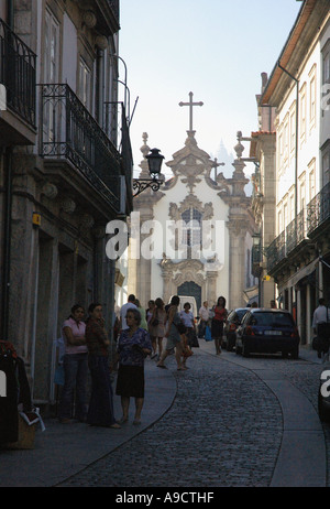 Visualizzare Viana do Castelo vecchio XIII secolo chiesa del paese & vivace strada Costa Verde Porto e Norte Portogallo del Nord Europa Iberia Foto Stock