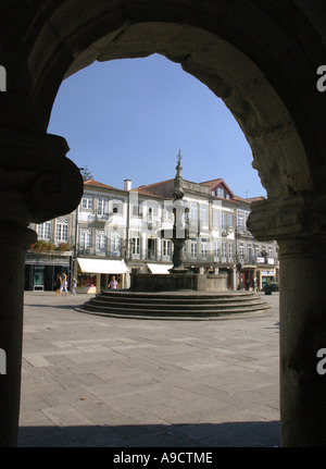 Viana do Castelo vecchio XIII secolo città archi & porches piazza principale Costa Verde Porto Norte Portogallo del Nord Europa Foto Stock