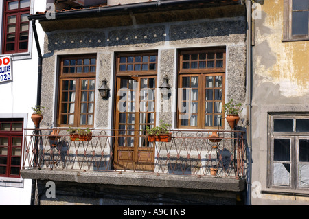 La magnifica architettura tipici edifici colorati in centro storico Guimaraes Porto Norte Nord Minho Portogallo Europa Iberia Foto Stock