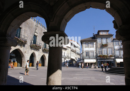 Viana do Castelo vecchio XIII secolo città archi & porches piazza principale Costa Verde Porto Norte Portogallo del Nord Europa Foto Stock