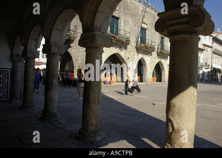 Viana do Castelo vecchio XIII secolo città archi & porches piazza principale Costa Verde Porto Norte Portogallo del Nord Europa Foto Stock