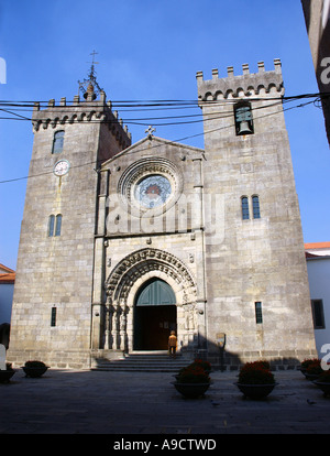 Vista di Viana do Castelo vecchio XIII secolo chiesa della città Costa Verde Porto Norte Portogallo settentrionale della penisola Iberica Europa Foto Stock