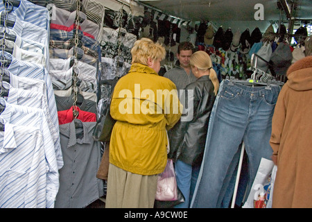 Gli amanti dello shopping in cerca di abbigliamento stand Balucki Rynek mercato. Lodz Polonia Foto Stock