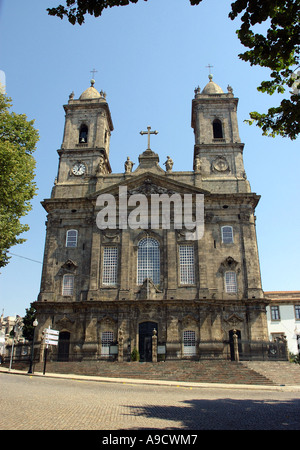 Magnifica chiesa imponente torre campanaria tipica architettura ecclesiastica centro storico Porto Oporto portogallo Europa Iberia Foto Stock