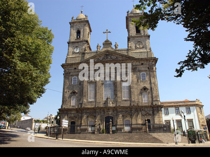 Magnifica chiesa imponente torre campanaria tipica architettura ecclesiastica centro storico Porto Oporto portogallo Europa Iberia Foto Stock