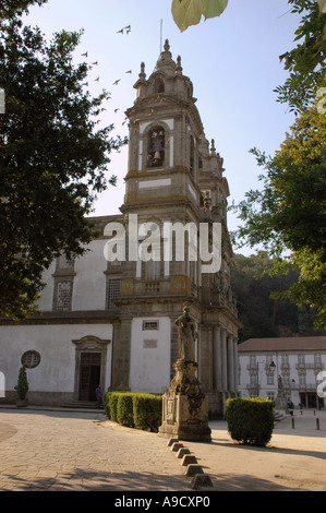 Vista magnifica chiesa di architettura ecclesiastica hill top pellegrinaggio Bom Jesus Braga Porto Norte Portogallo del Nord Europa Iberia Foto Stock