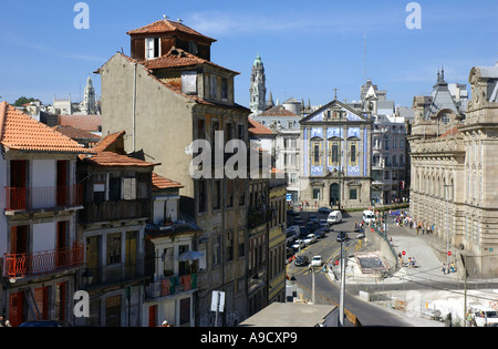 Una vista panoramica magnifica architettura campanile della chiesa edificio colorato rosso tetto centro storico Porto Portogallo Europa Iberia Foto Stock
