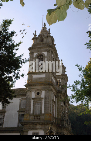 Vista magnifica chiesa di architettura ecclesiastica hill top pellegrinaggio Bom Jesus Braga Porto Norte Portogallo del Nord Europa Iberia Foto Stock