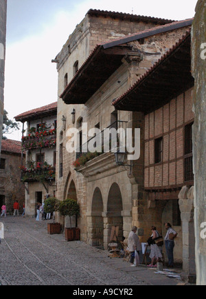 Vista di Santillana Del Mar conservato borgo medievale in Cantabria Spagna Europa España Foto Stock