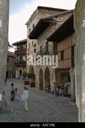 Vista di Santillana Del Mar conservato borgo medievale in Cantabria Spagna Europa España Foto Stock