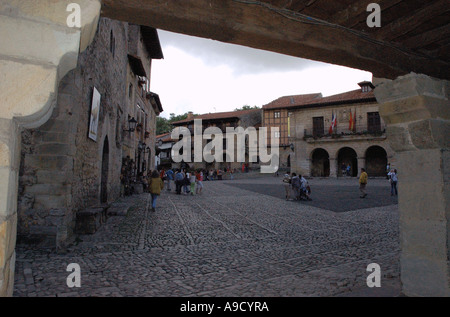 Vista di Santillana Del Mar conservato borgo medievale in Cantabria Spagna Europa España Foto Stock