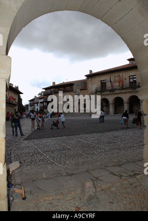 Vista di Santillana Del Mar conservato borgo medievale in Cantabria Spagna Europa España Foto Stock