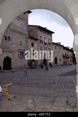 Vista di Santillana Del Mar, uno dei più belli e i meglio preservati villaggi medioevali in Cantabria Golfo di Biscaglia Spagna España Foto Stock