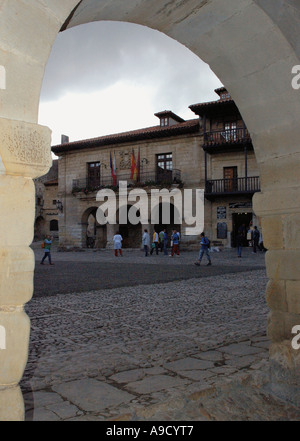 Vista di Santillana Del Mar conservato borgo medievale in Cantabria Spagna Europa España Foto Stock