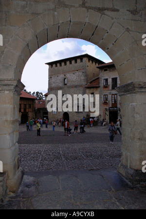 Vista di Santillana Del Mar conservato borgo medievale in Cantabria Spagna Europa España Foto Stock