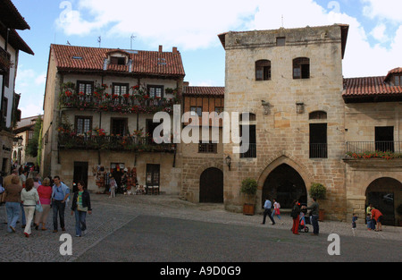 Vista di Santillana Del Mar conservato borgo medievale in Cantabria Spagna Europa España Foto Stock