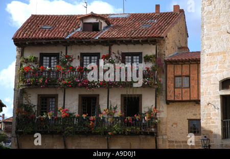 Vista di Santillana Del Mar conservato borgo medievale in Cantabria Spagna Europa España Foto Stock