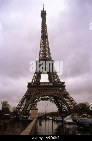 Vista del magnifico Tour Eiffel Tower uno dei più alti edifici di ferro nel mondo Parigi Francia del nord Europa Foto Stock