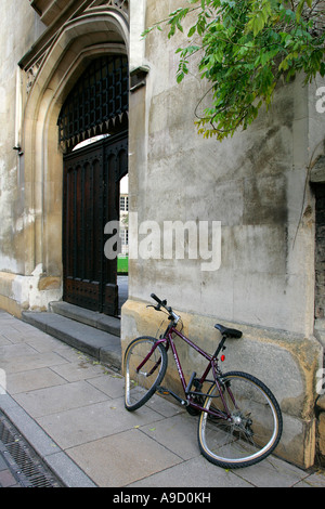 Rotture di biciclette in strada di atti di vandalismo Foto Stock