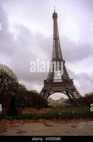Vista del magnifico Tour Eiffel Tower uno dei più alti edifici di ferro nel mondo Parigi Francia del nord Europa Foto Stock