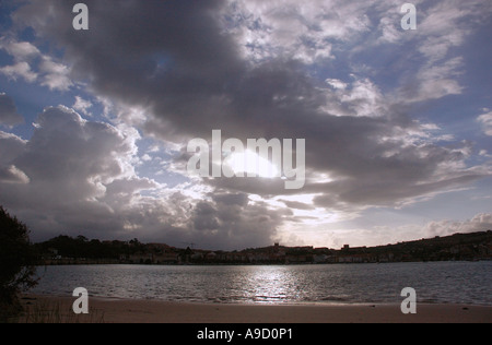 Tranquillo tramonto sulla spiaggia di San Vicente de la Barquera Cantabria Golfo di Biscaglia Golfo de Vizcaya Spagna España Iberia Europa Foto Stock