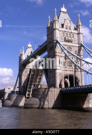 Visualizzare il Tower Bridge medio si divide e si solleva per consentire tall ships per attraversare il fiume Tamigi Londra Inghilterra Regno Unito Europa Foto Stock