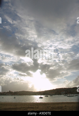 Tranquillo tramonto sulla spiaggia di San Vicente de la Barquera Cantabria Golfo di Biscaglia Golfo de Vizcaya Spagna España Iberia Europa Foto Stock