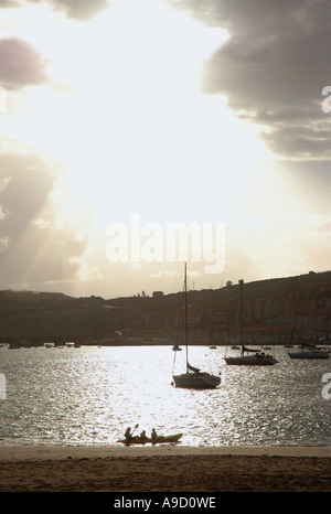 Tranquillo tramonto sulla spiaggia di San Vicente de la Barquera Cantabria Golfo di Biscaglia Golfo de Vizcaya Spagna España Iberia Europa Foto Stock