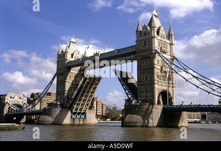 Visualizzare il Tower Bridge medio si divide e si solleva per consentire tall ships per attraversare il fiume Tamigi Londra Inghilterra Regno Unito Europa Foto Stock