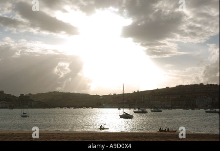 Tranquillo tramonto sulla spiaggia di San Vicente de la Barquera Cantabria Golfo di Biscaglia Golfo de Vizcaya Spagna España Iberia Europa Foto Stock