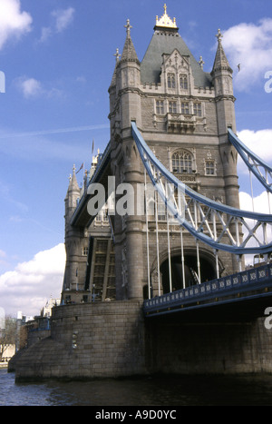 Visualizzare il Tower Bridge medio si divide e si solleva per consentire tall ships per attraversare il fiume Tamigi Londra Inghilterra Regno Unito Europa Foto Stock
