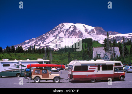 Il Parco Nazionale del Monte Rainier, nello Stato di Washington, Stati Uniti d'America - Mt Rainier e Nisqually Glacier aleggiano sopra Paradise Area Parcheggio Foto Stock