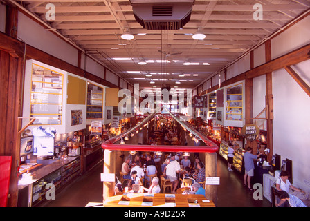 Granville Island il Mercato Pubblico, BC, Vancouver, British Columbia, Canada - Vista interna della zona pranzo e chioschi Foto Stock