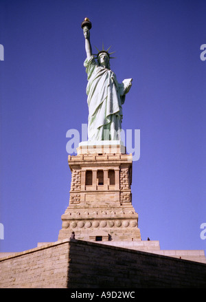 Vista della Statua della Libertà Isola del porto di New York Stati Uniti d'America Stati Uniti d'America Foto Stock