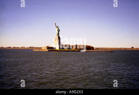 Vista della Statua della Libertà Isola del porto di New York Stati Uniti d'America Stati Uniti d'America Foto Stock