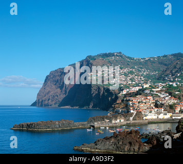 La costa sud del villaggio di pesca di Camara de Lobos (dove Winston Churchill utilizzato per la vernice), Madeira, Portogallo Foto Stock