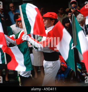 Dimostranti in costume tradizionale a Funchal Festival dei Fiori, Funchal, Madeira, Portogallo Foto Stock