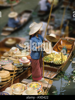 Mercato Galleggiante di Damnoen Saduak vicino a Bangkok, in Thailandia Foto Stock
