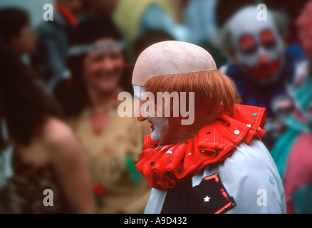 Uomo vestito come un clown in locali del Carnevale, Puerto de la Cruz, Tenerife, Isole Canarie, Spagna Foto Stock