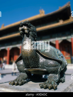 Statua di bronzo di una tartaruga con la testa del dragone di fronte al Tai egli Dian Hall, il Palazzo Imperiale, la Città Proibita di Pechino, Cina Foto Stock